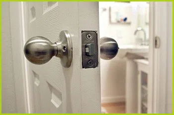 Expert Locksmith Services Chicopee, MA 413-248-8904 - 14-unlock-door